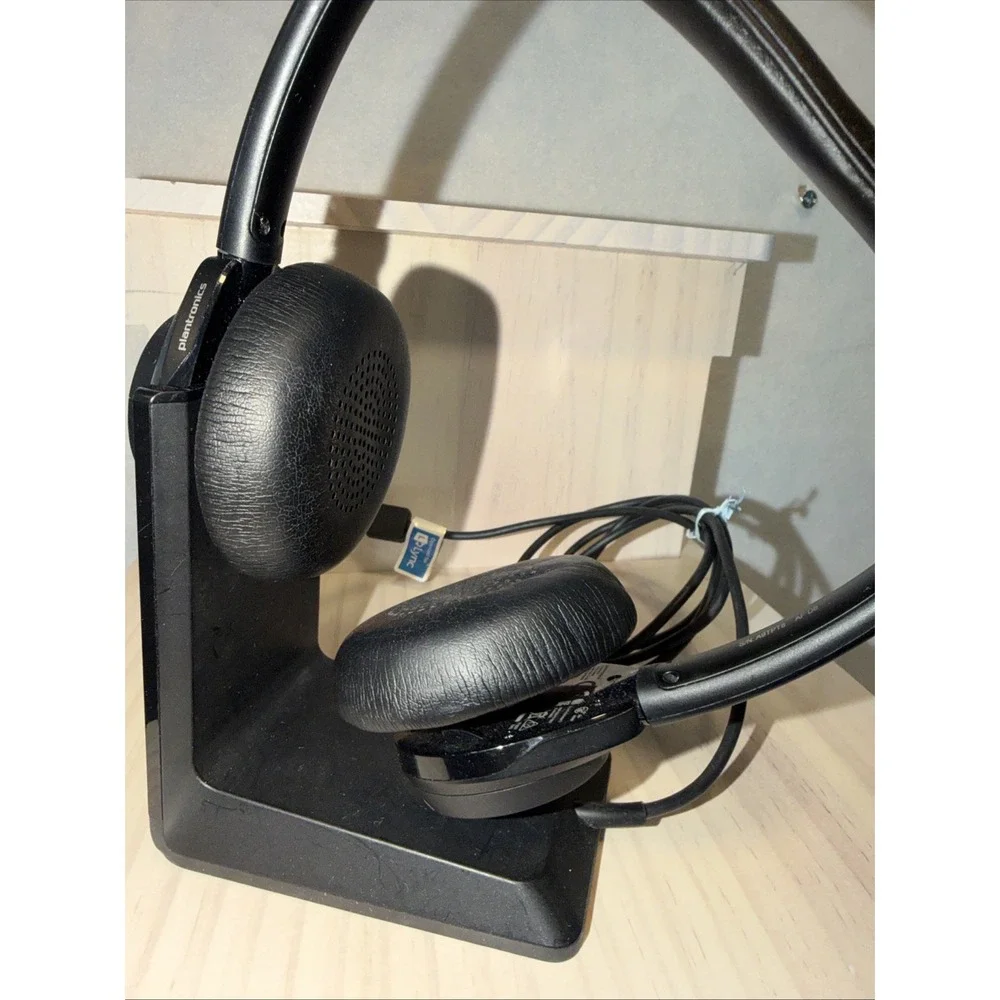 Plantronics Voyager Focus UC B825 Wireless Bluetooth Headset‎ + Stand 203079-101